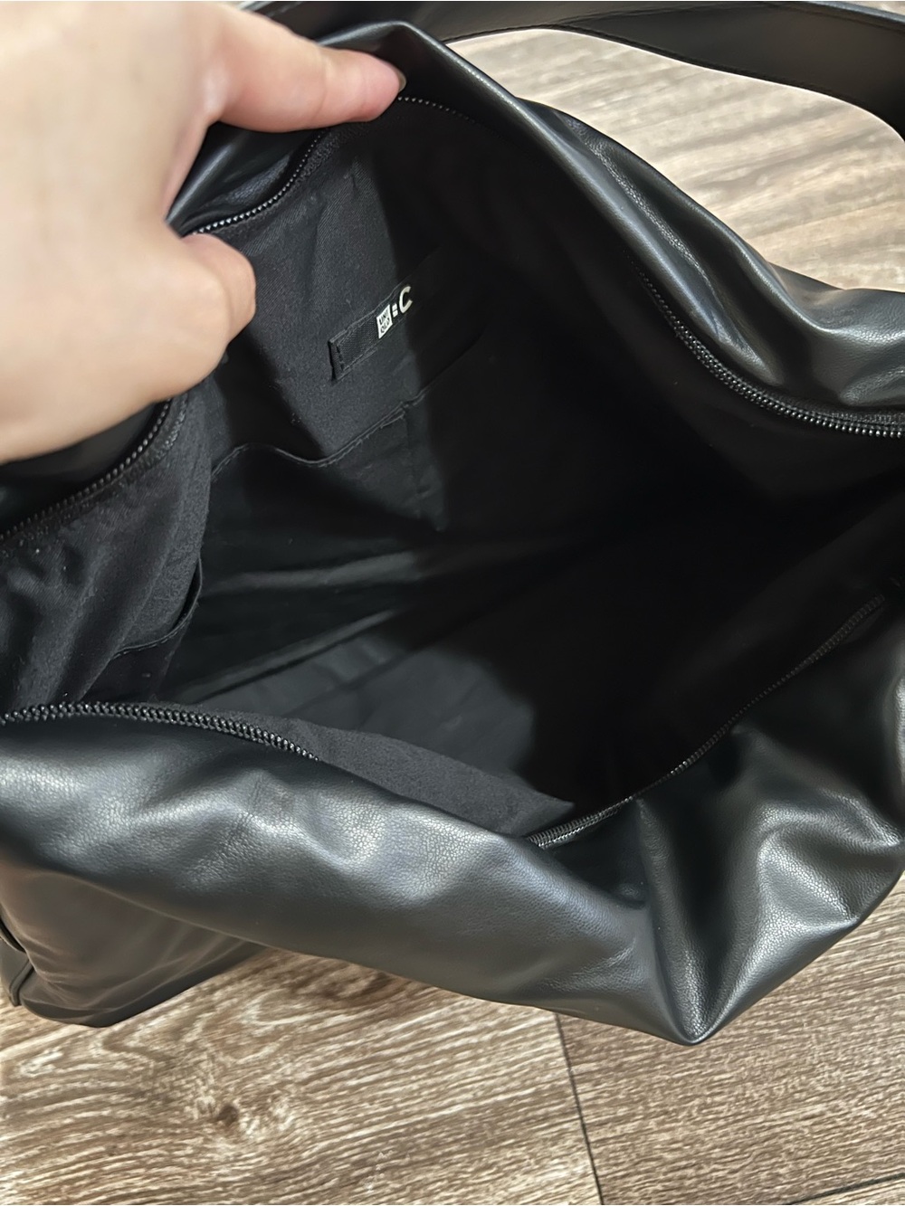 UNIQLO Faux Leather Puffy Bag Black Shoulder Hobo - Sleek Everyday Style - Picture 6 of 10
